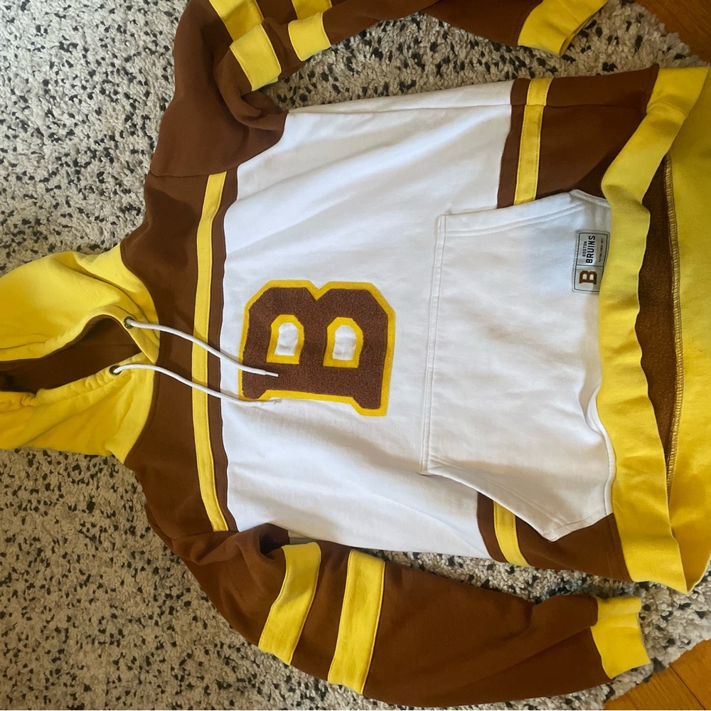 Medium bruins sweatshirt NWOT